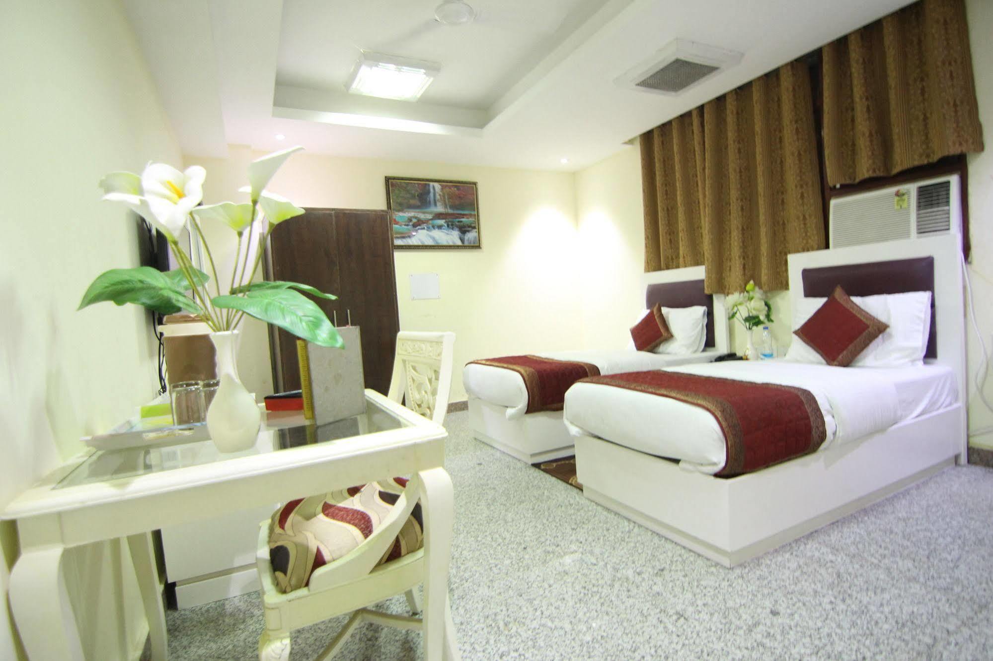 Hotel Castle Blue Neu-Delhi Exterior foto