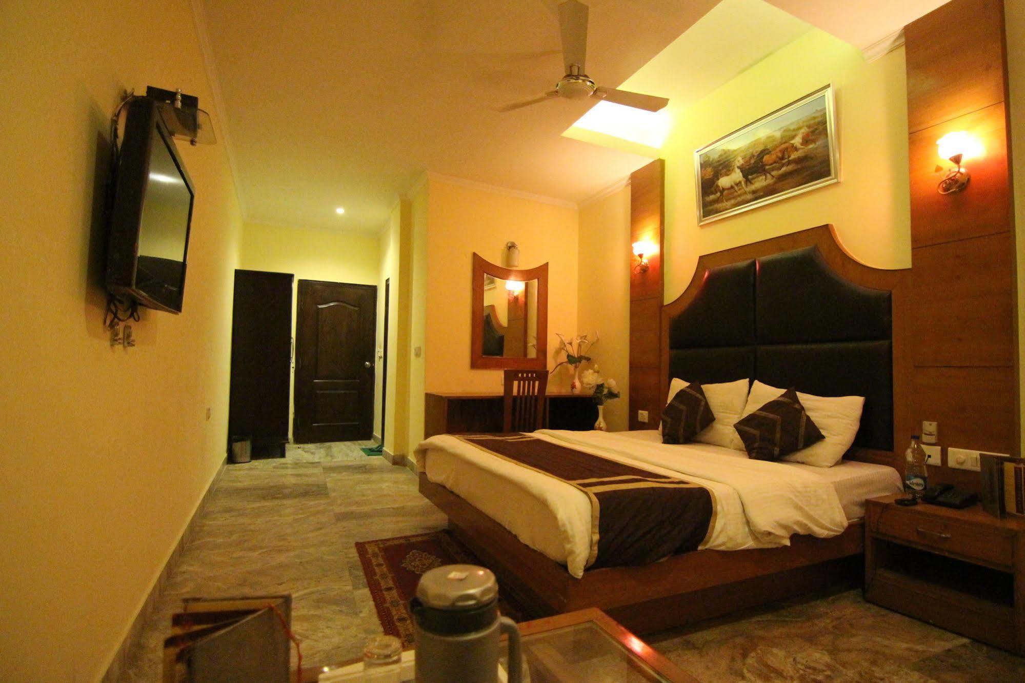 Hotel Castle Blue Neu-Delhi Exterior foto